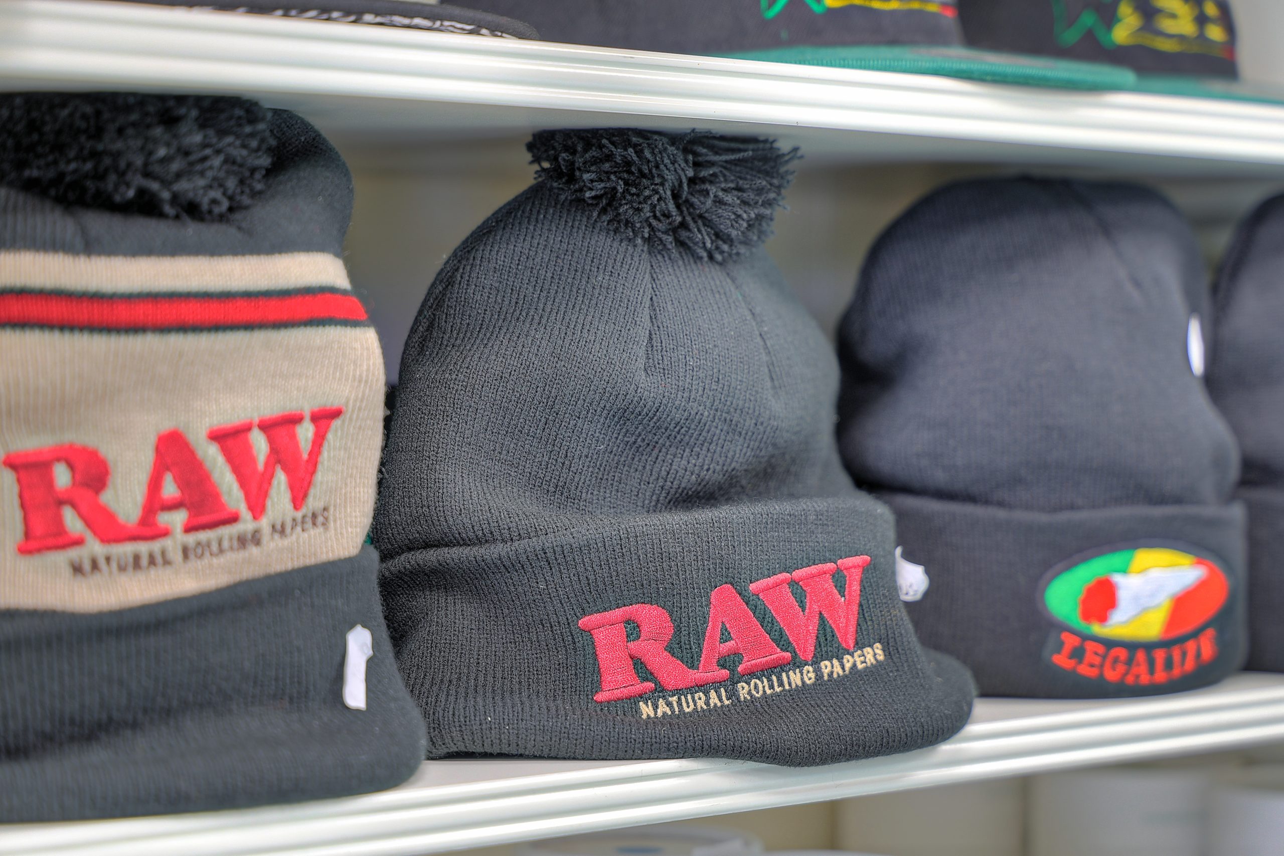 Raw Mützen Merchandise im Hanfladen am Isartor