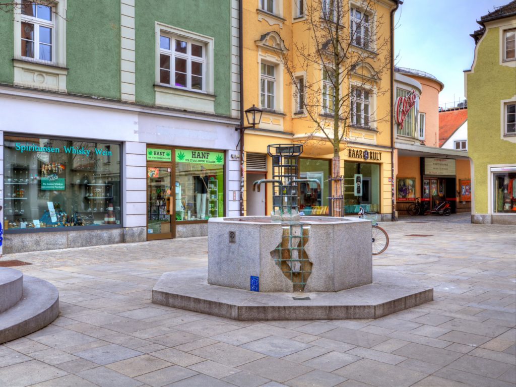 Blick auf den Viereimerplatz mit Ladenansicht Regensburg