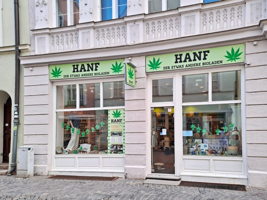Blick auf die Fassade des Hanfladen Landshut