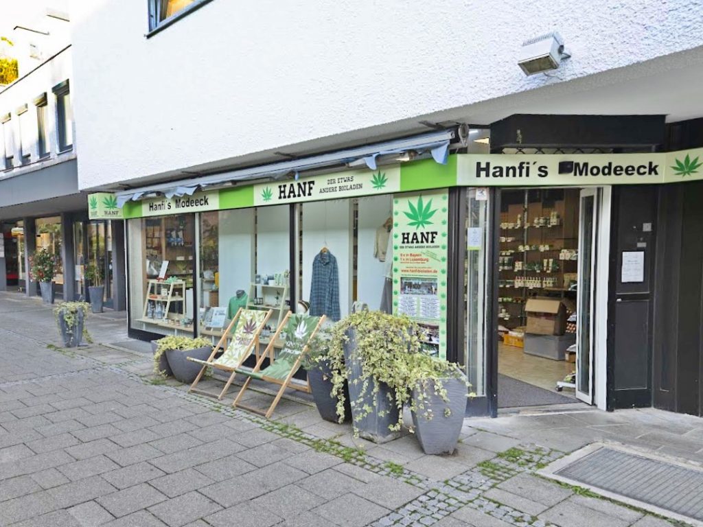 Blick von aussen auf den Baldhamer Hanfladen