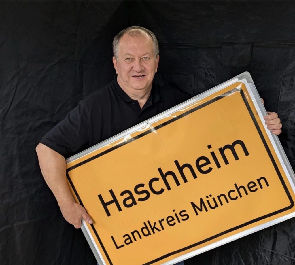 Wenzel Cerveny mit Ortsschild Haschheim