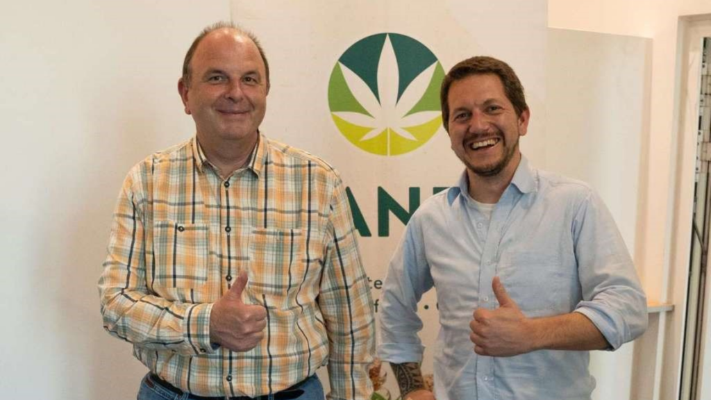 CEO Alex Cerveny mit Franchisenehmer Jürgen Heppe