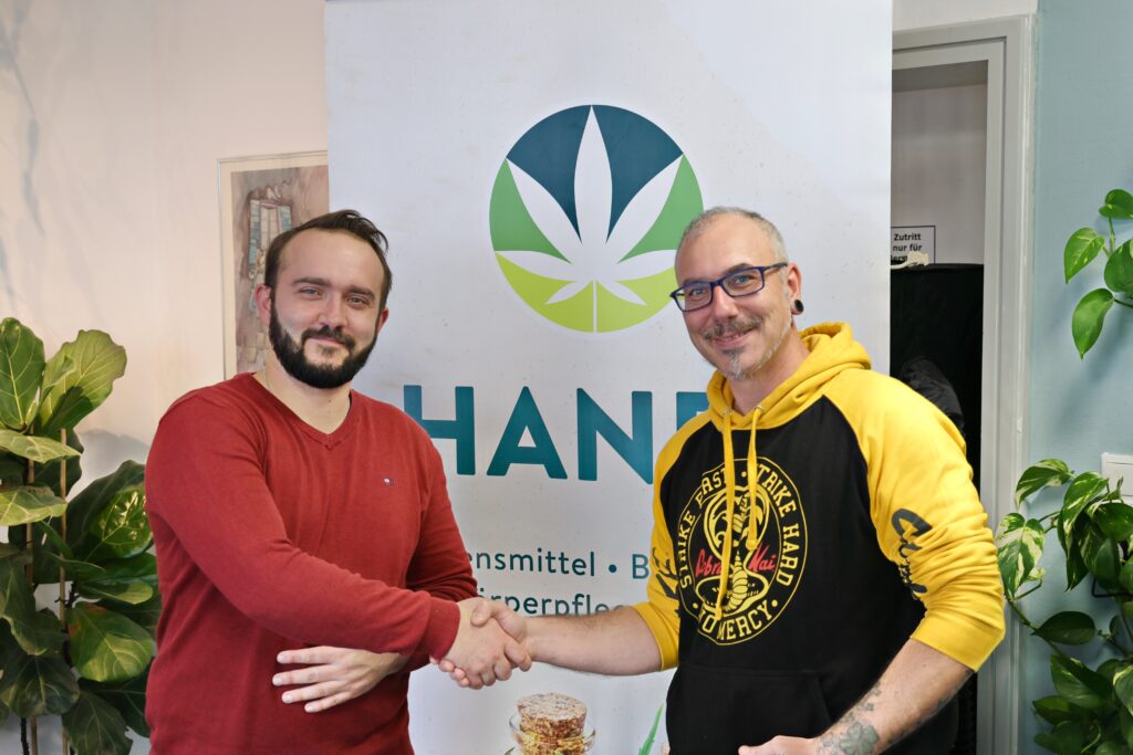 Kevin Richter mit Franchisenehmer Sven Kaltenbach aus Frankenthal in der Pfalz