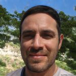 Junger dunkelhaariger Mann mit Bart