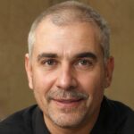 Älterer Mann mit grauem Haar